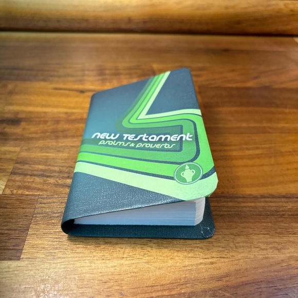 Gideon's Bible Pocket New Testament Psalms Proverbs Green Cover 4 3/4” Tall - Picture 4 of 8